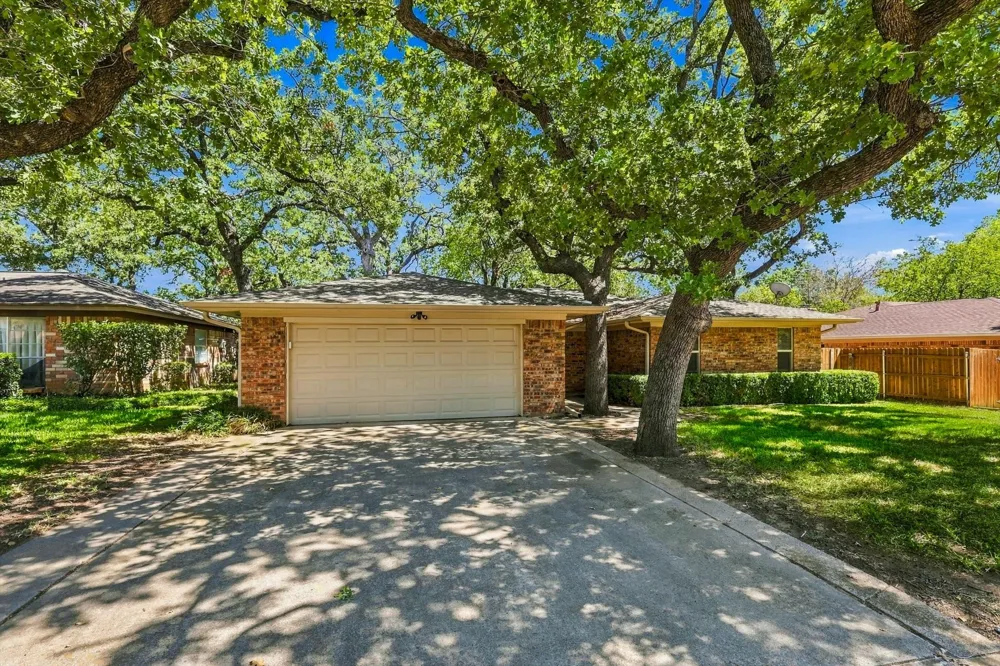 2724 Meadow Green Bedford, TX 76021