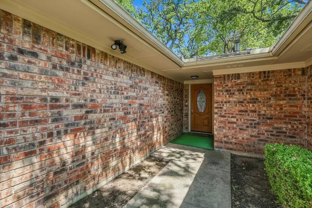 2724 Meadow Green Bedford, TX 76021