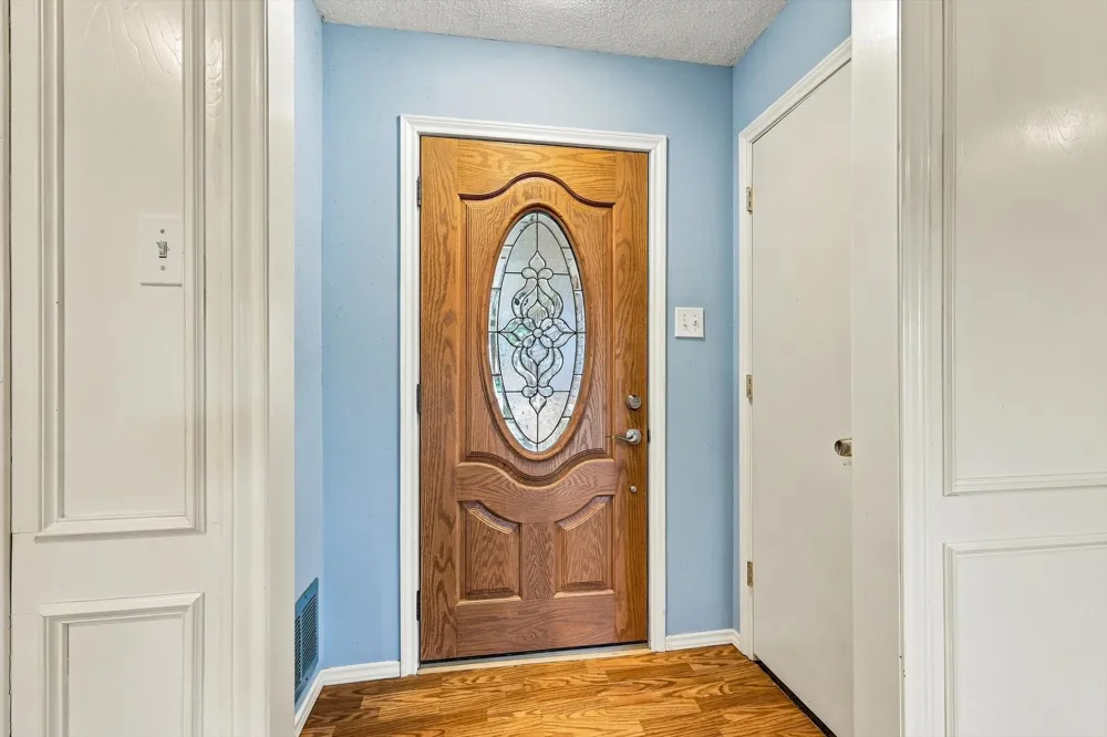 2724 Meadow Green Bedford, TX 76021