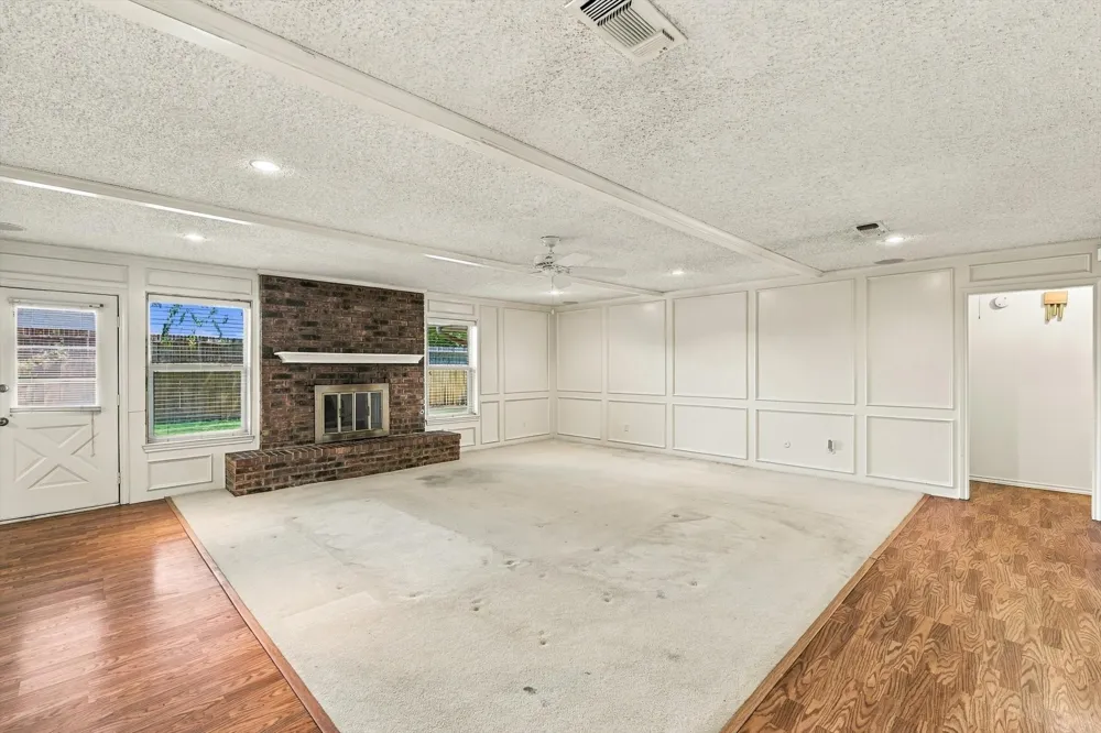 2724 Meadow Green Bedford, TX 76021