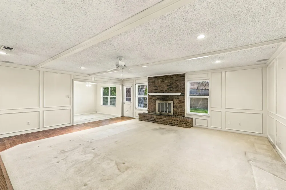 2724 Meadow Green Bedford, TX 76021