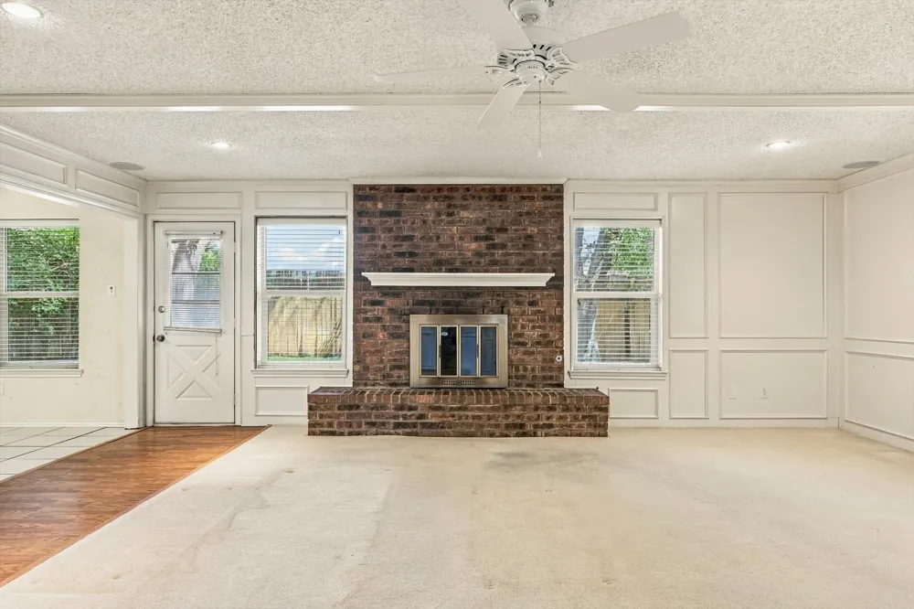2724 Meadow Green Bedford, TX 76021