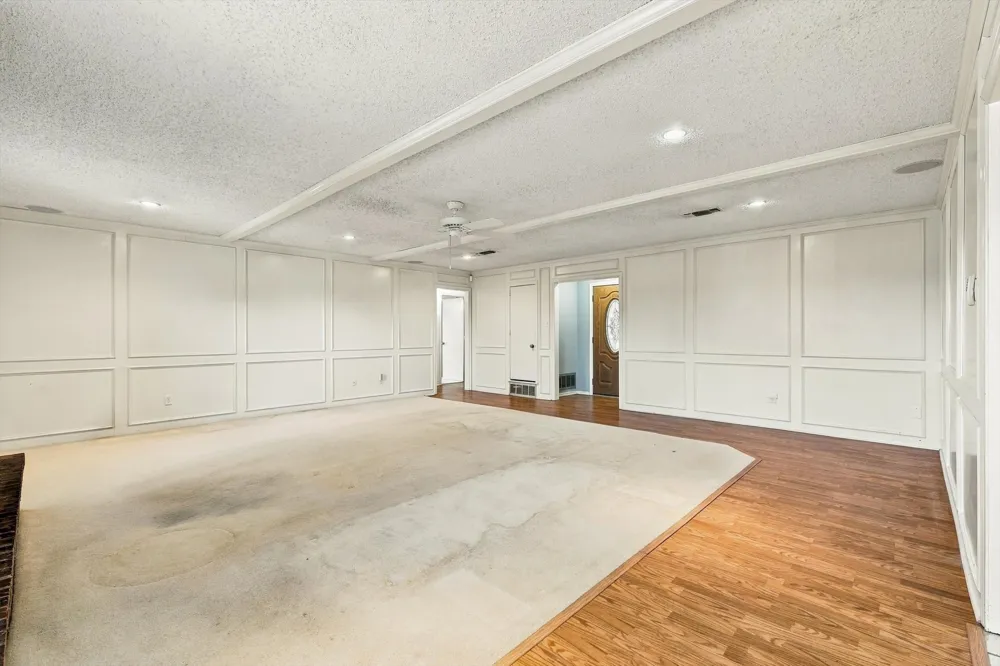 2724 Meadow Green Bedford, TX 76021