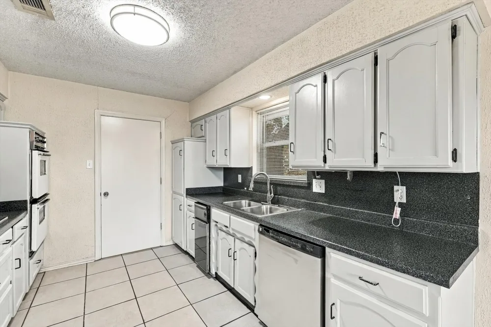 2724 Meadow Green Bedford, TX 76021
