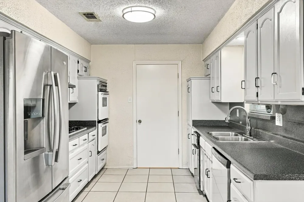 2724 Meadow Green Bedford, TX 76021