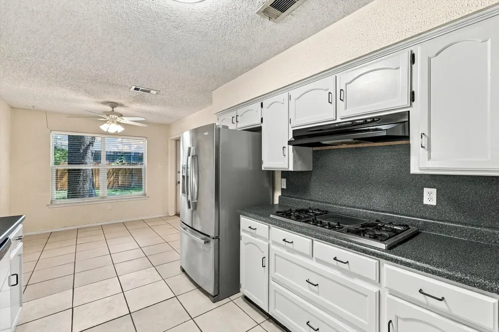 2724 Meadow Green Bedford, TX 76021