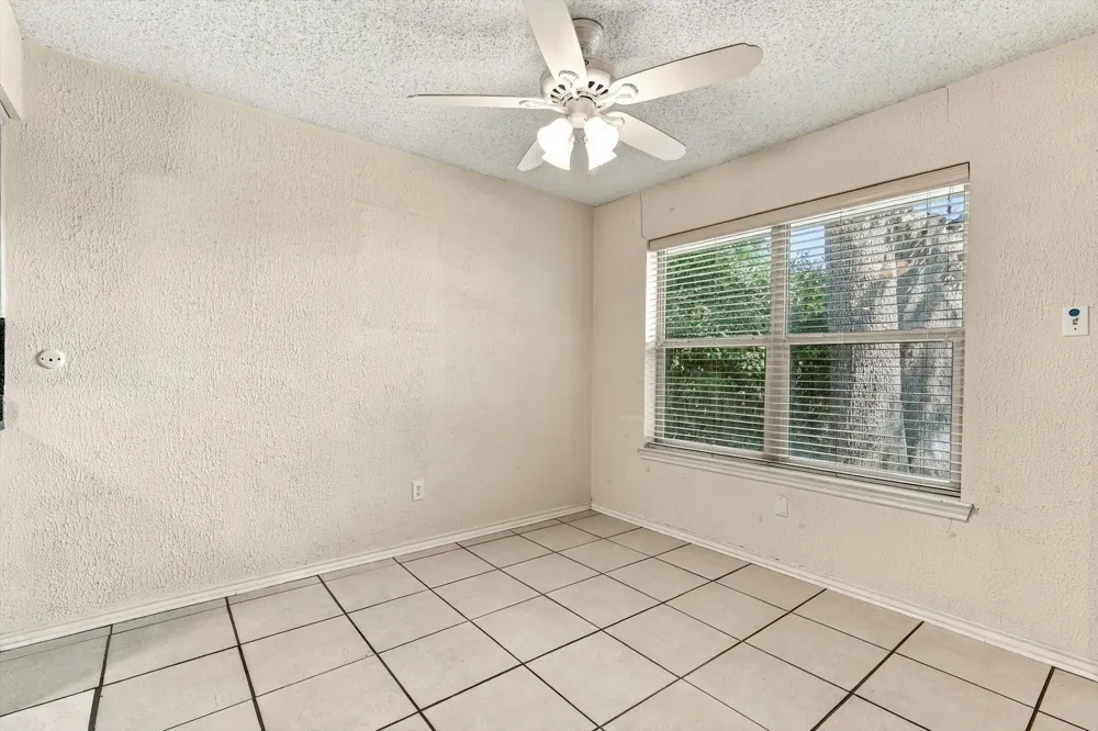 2724 Meadow Green Bedford, TX 76021