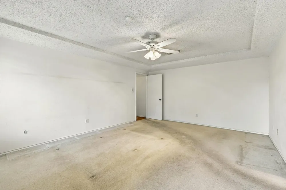 2724 Meadow Green Bedford, TX 76021