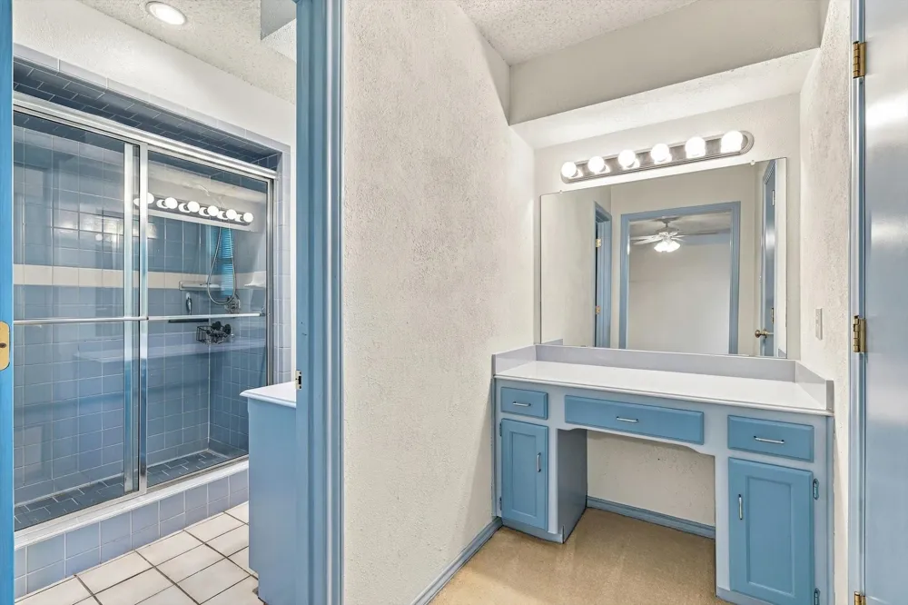 2724 Meadow Green Bedford, TX 76021
