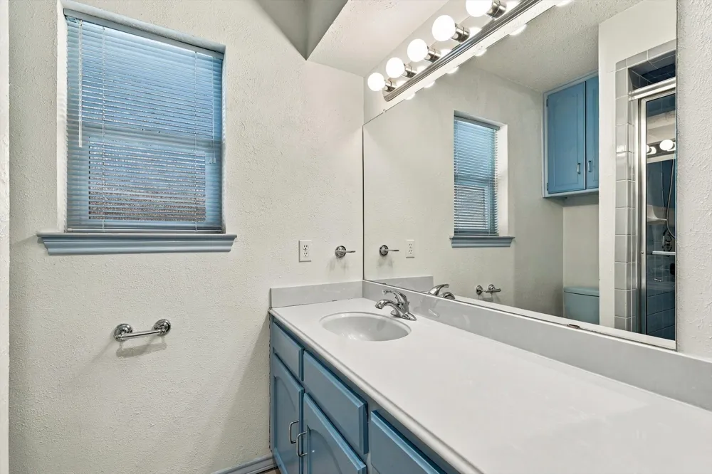 2724 Meadow Green Bedford, TX 76021