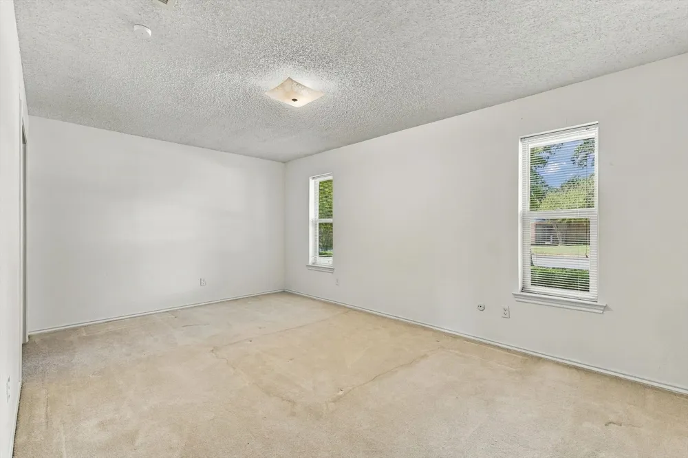 2724 Meadow Green Bedford, TX 76021
