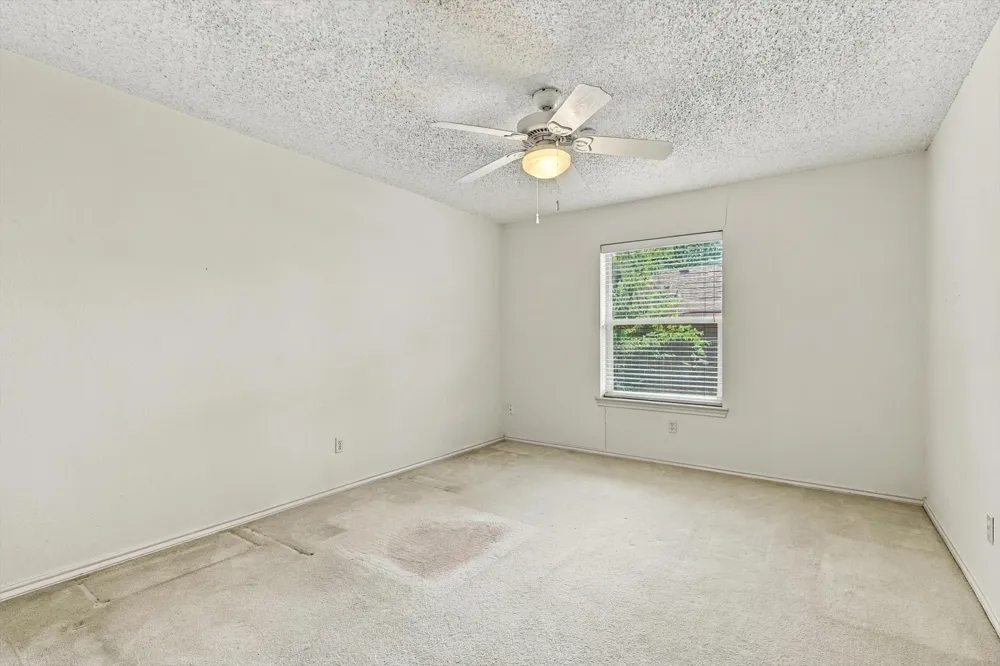 2724 Meadow Green Bedford, TX 76021