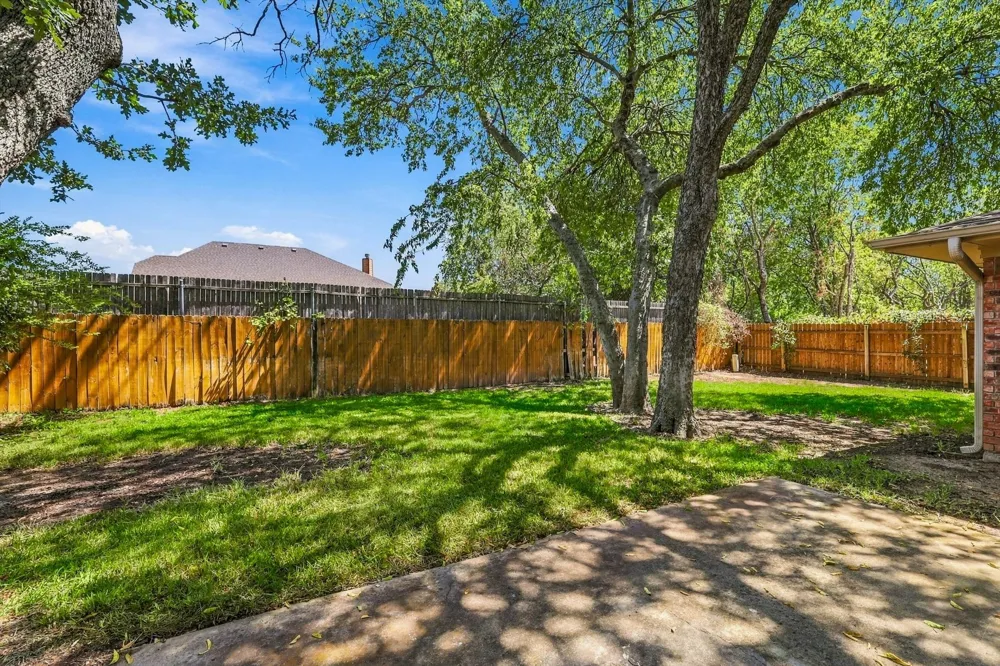2724 Meadow Green Bedford, TX 76021