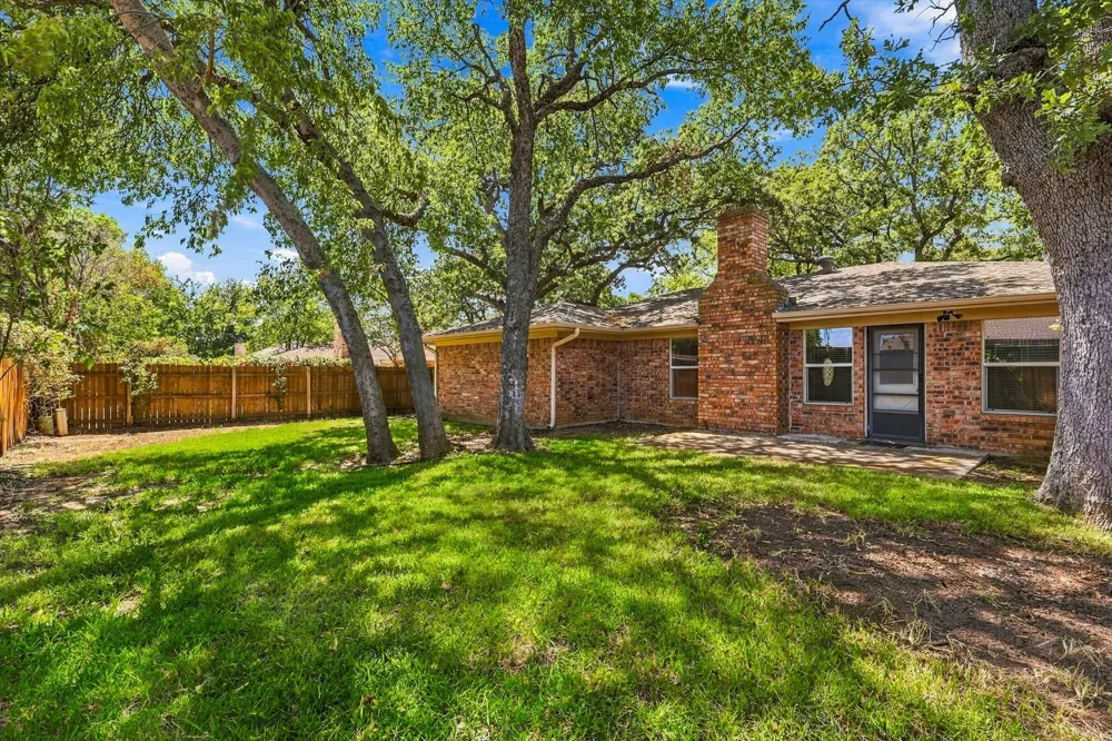 2724 Meadow Green Bedford, TX 76021