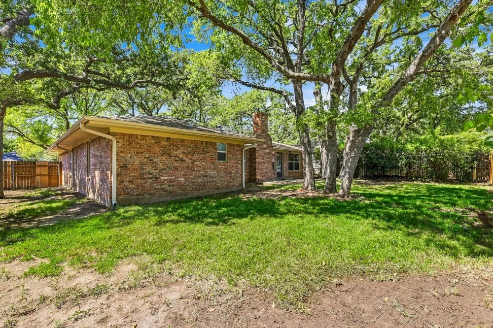 2724 Meadow Green Bedford, TX 76021
