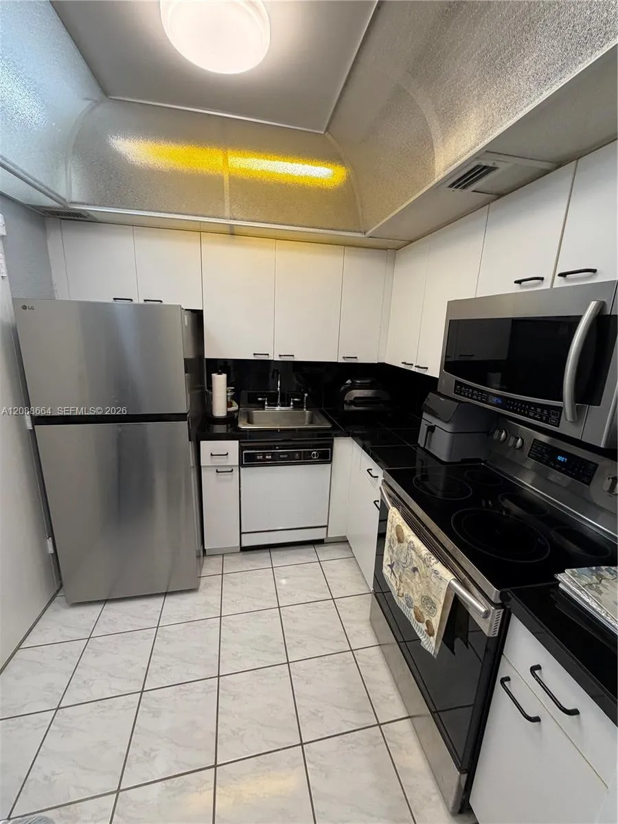 5401 Collins Ave #826 Miami Beach, FL 33140