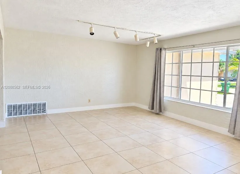 320 NW 93rd Ter Pembroke Pines, FL 33024