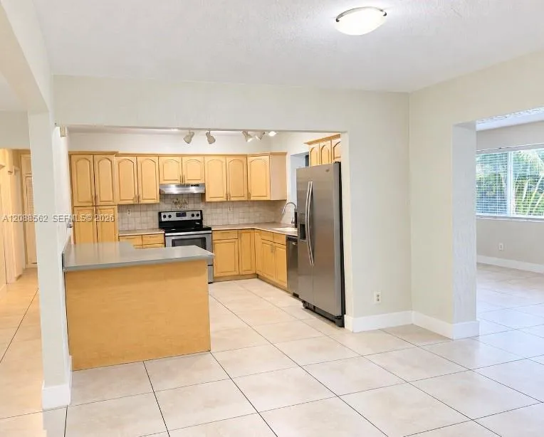 320 NW 93rd Ter Pembroke Pines, FL 33024