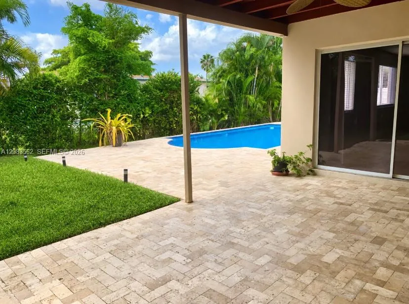 320 NW 93rd Ter Pembroke Pines, FL 33024