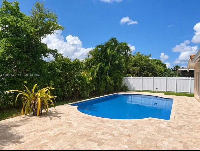 320 NW 93rd Ter Pembroke Pines, FL 33024