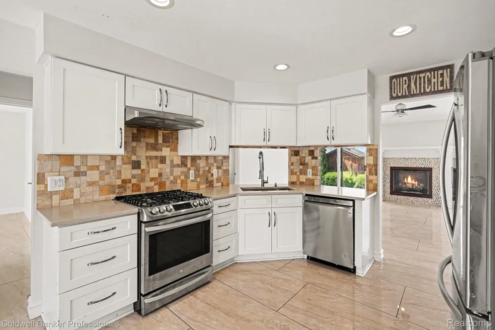2585 Tiverton Drive Sterling Heights City, MI 48310