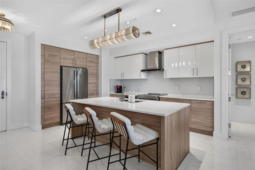 111 S PINEAPPLE AVENUE #716 Sarasota, FL 34236