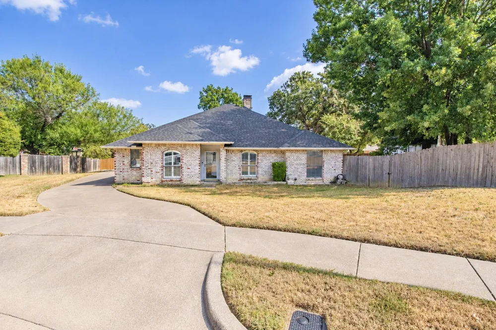 301 Morrison Court Euless, TX 76039