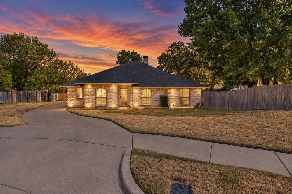 301 Morrison Court Euless, TX 76039