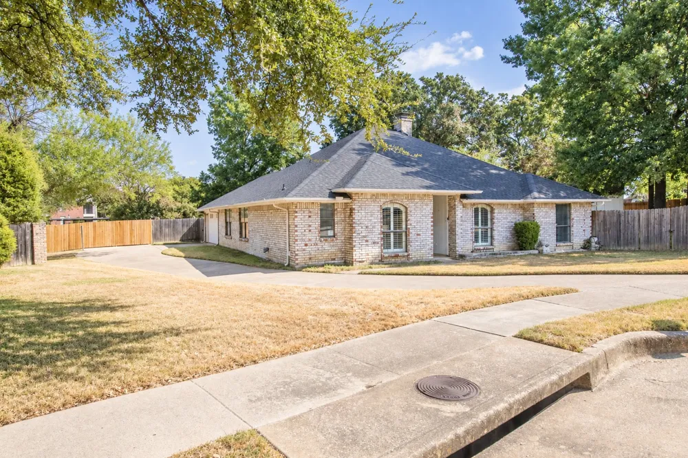301 Morrison Court Euless, TX 76039