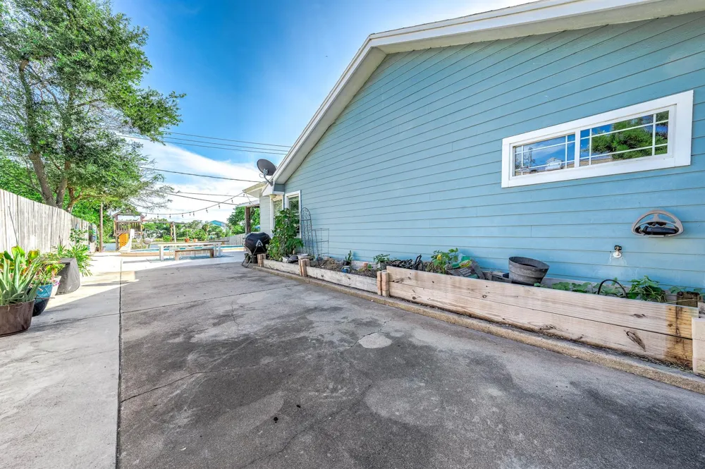 6513 Golf Crest Drive Galveston, TX 77551