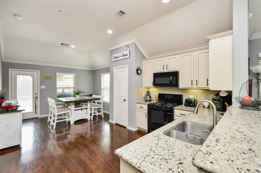 652 Maple Point Drive E Conroe, TX 77301