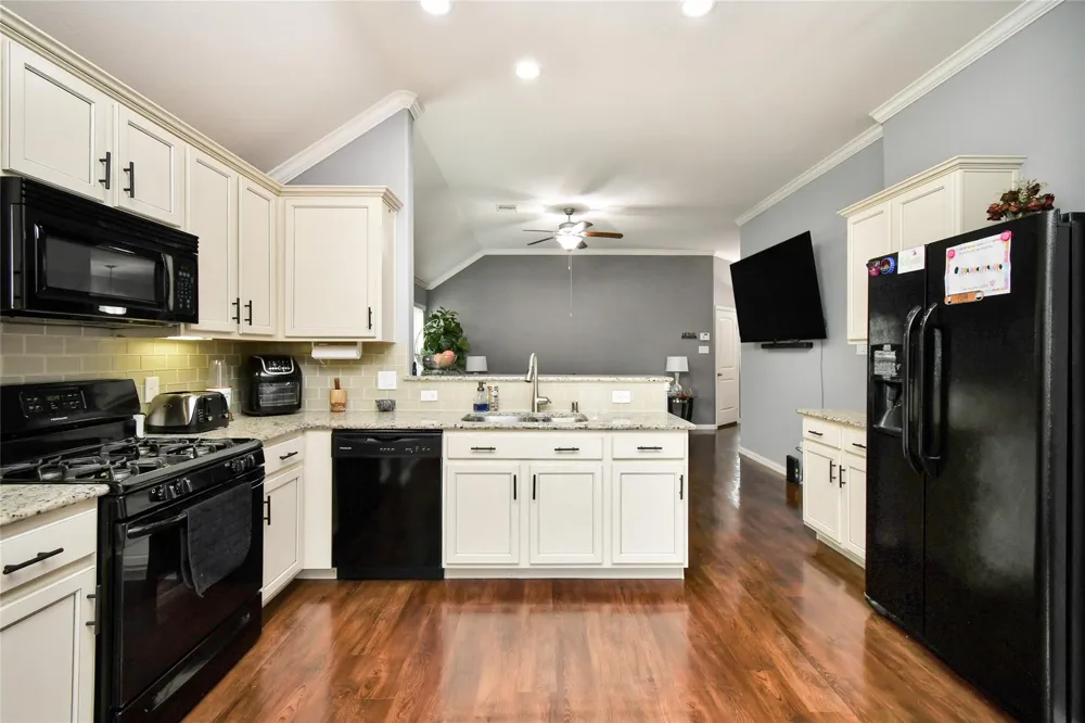 652 Maple Point Drive E Conroe, TX 77301