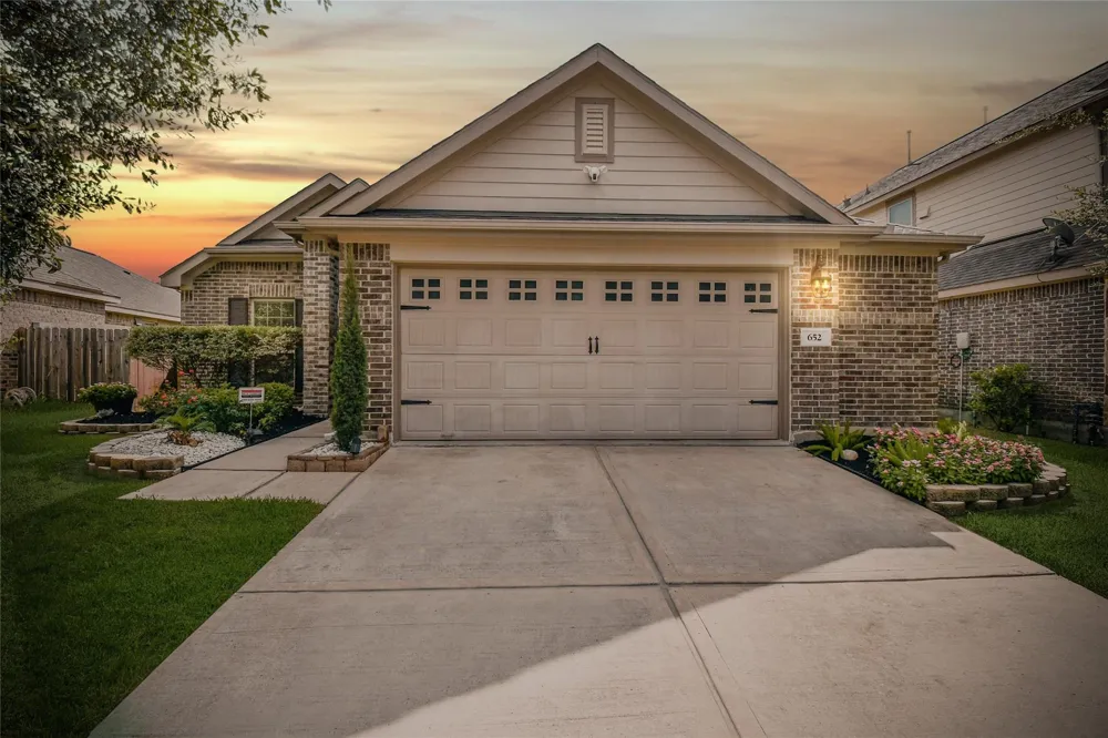 652 Maple Point Drive E Conroe, TX 77301