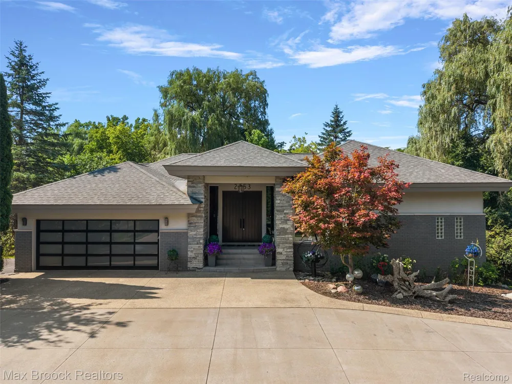 2253 Lone Pine Road West Bloomfield Charter Township, MI 48323