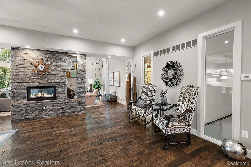 2253 Lone Pine Road West Bloomfield Charter Township, MI 48323