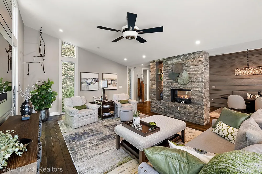 2253 Lone Pine Road West Bloomfield Charter Township, MI 48323