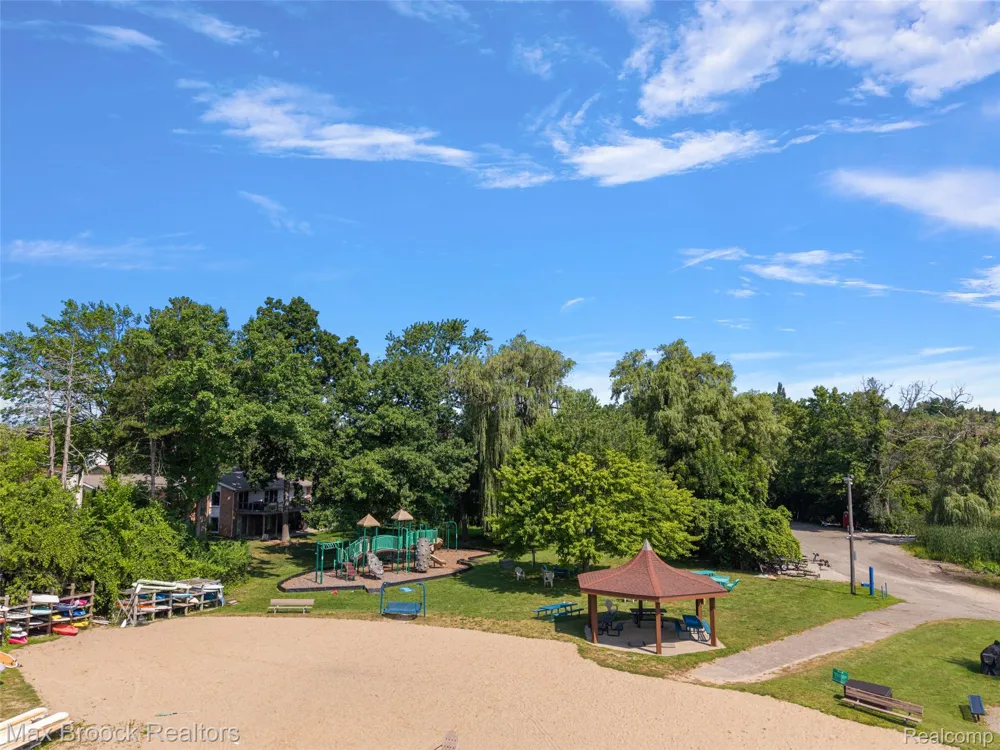 2253 Lone Pine Road West Bloomfield Charter Township, MI 48323
