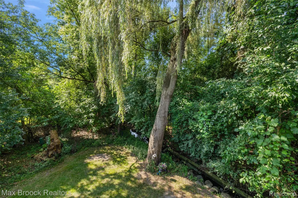 2253 Lone Pine Road West Bloomfield Charter Township, MI 48323