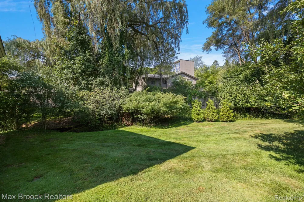 2253 Lone Pine Road West Bloomfield Charter Township, MI 48323