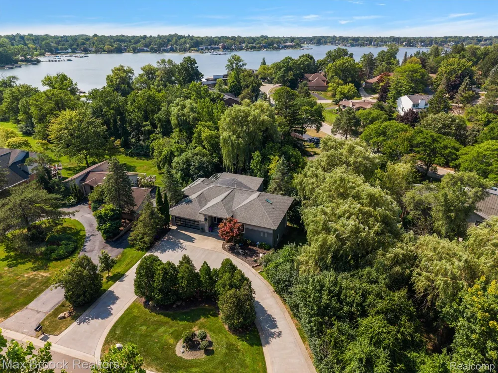 2253 Lone Pine Road West Bloomfield Charter Township, MI 48323