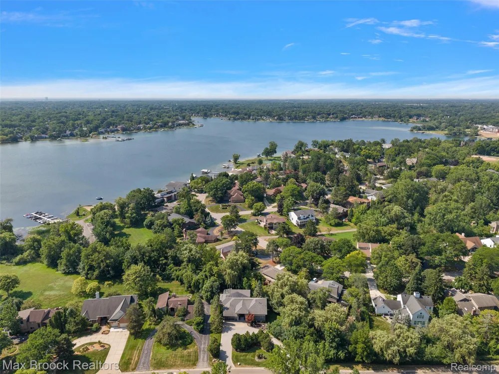 2253 Lone Pine Road West Bloomfield Charter Township, MI 48323