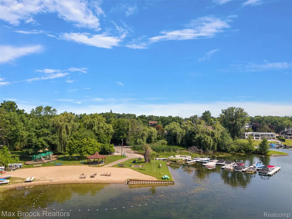 2253 Lone Pine Road West Bloomfield Charter Township, MI 48323