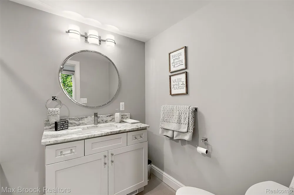 2253 Lone Pine Road West Bloomfield Charter Township, MI 48323