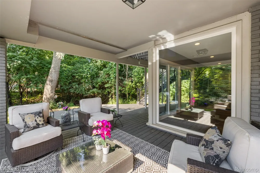 2253 Lone Pine Road West Bloomfield Charter Township, MI 48323