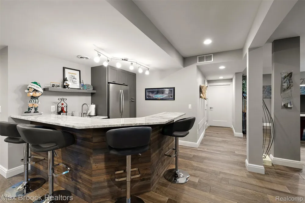 2253 Lone Pine Road West Bloomfield Charter Township, MI 48323
