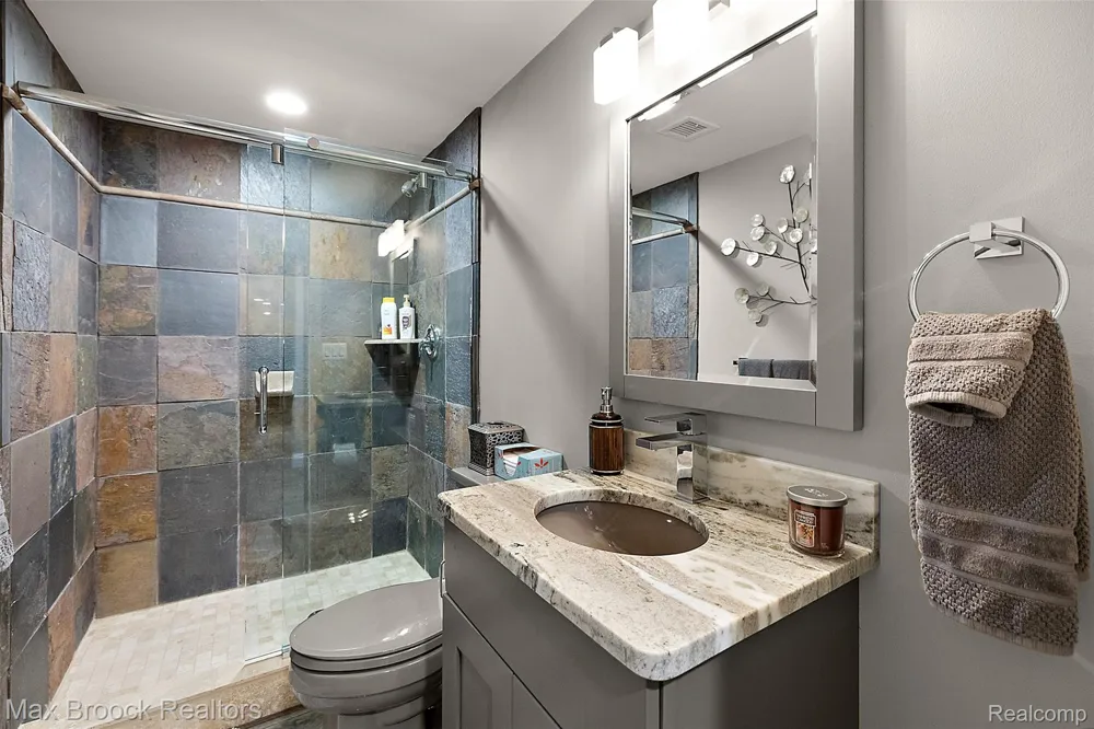 2253 Lone Pine Road West Bloomfield Charter Township, MI 48323