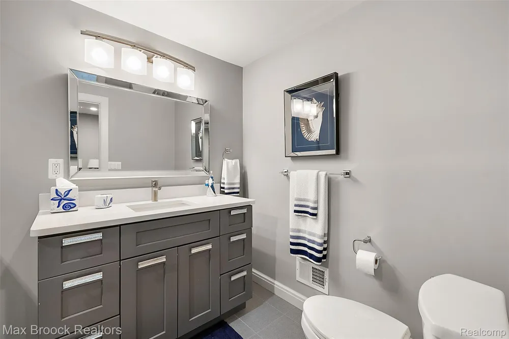 2253 Lone Pine Road West Bloomfield Charter Township, MI 48323