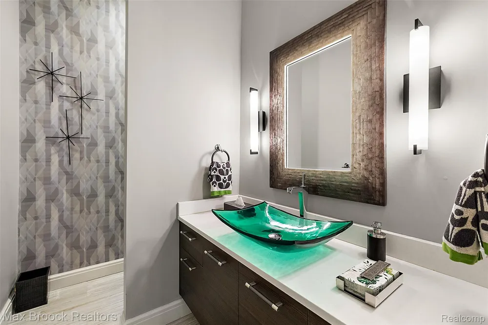 2253 Lone Pine Road West Bloomfield Charter Township, MI 48323