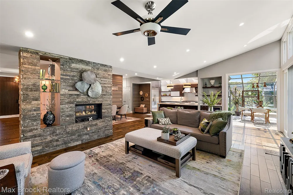 2253 Lone Pine Road West Bloomfield Charter Township, MI 48323