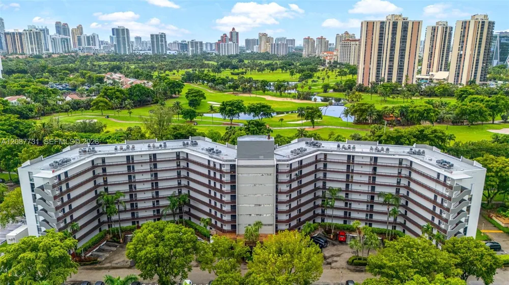 3301 Country Club Dr #208 Aventura, FL 33180
